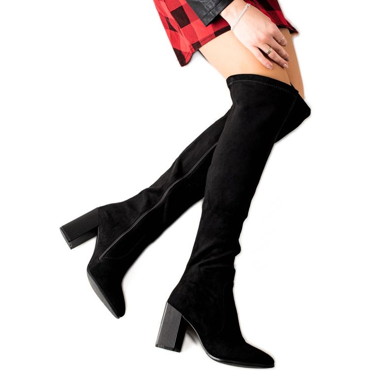 Goodin Botas de camurça em um pilar preto