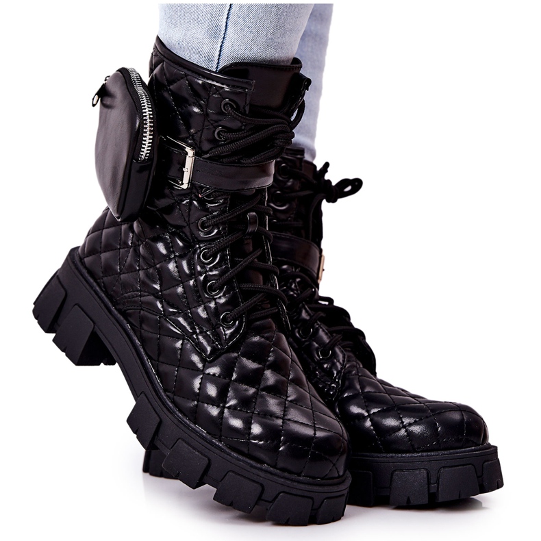 PG2 Botas maureen pretas acolchoadas em um poste preto PG2 Botas maureen pretas acolchoadas em um poste preto