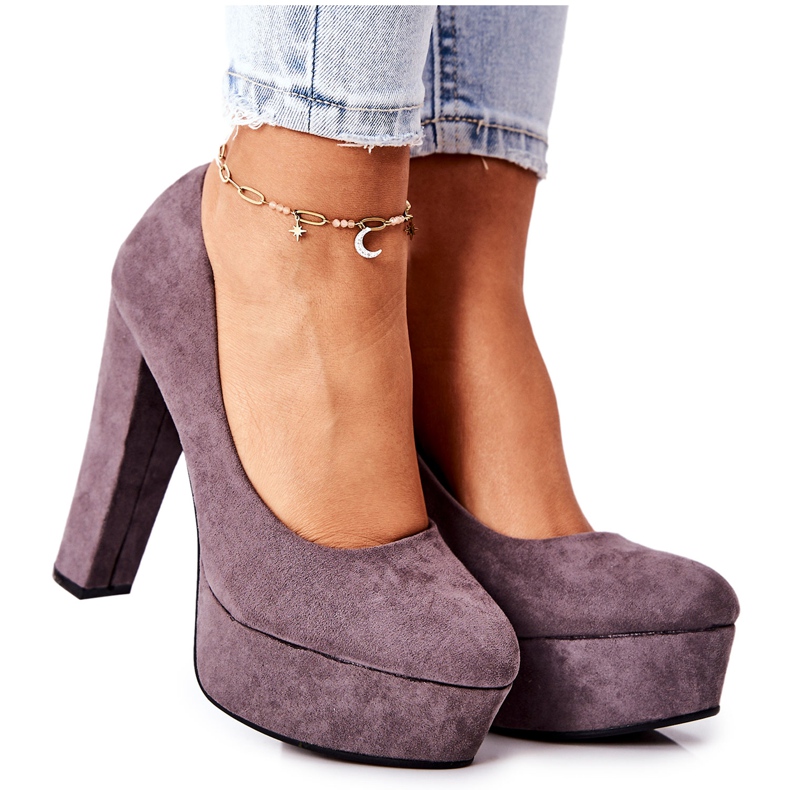 Bombas de camurça na plataforma cinza Bemiso