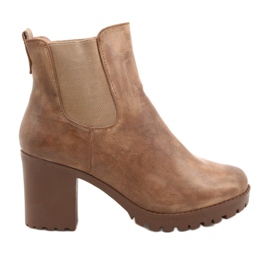 Botas bege no posto Auger marrom