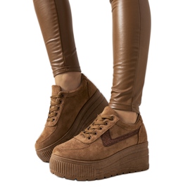 Tênis marrom com sola alta botânica