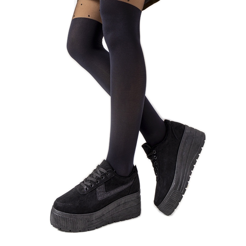 Tênis preto em uma sola alta botânica