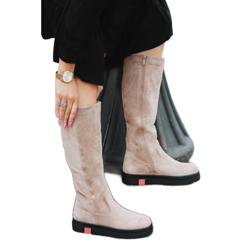 Botas bege em uma cunha Lea coberta