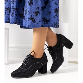 Sapatos pretos no poste Bird