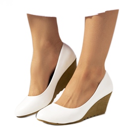 Bombas brancas na cunha Unies branco cru