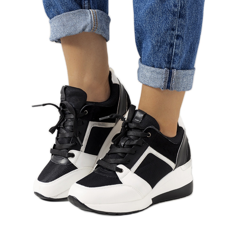 Tênis preto e branco na cunha Lockett