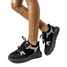 Tênis preto com detalhes dourados Davis