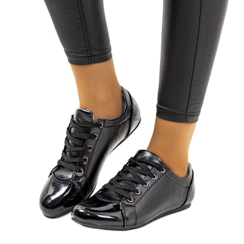 Sapato preto com bico envernizado da Parady Sapato preto com bico envernizado da Parady