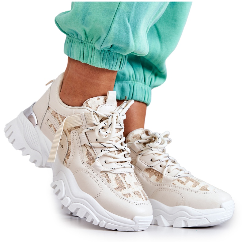 Tênis em uma sola maciça bege seu estilo