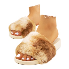 Chinelos bege com pelo Adelma