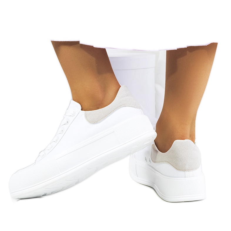 Tênis branco na plataforma Venancia