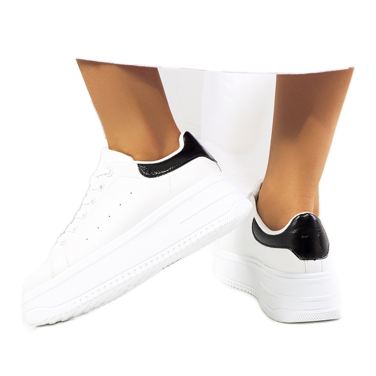 Tênis branco em uma plataforma alta Lelica