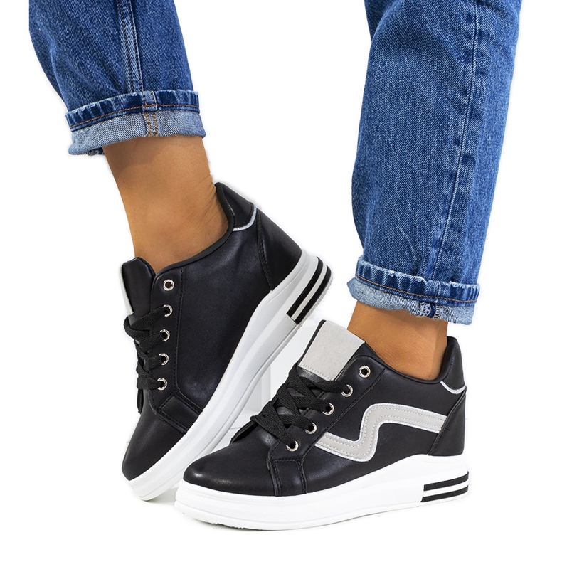 Tênis preto na cunha Piazza