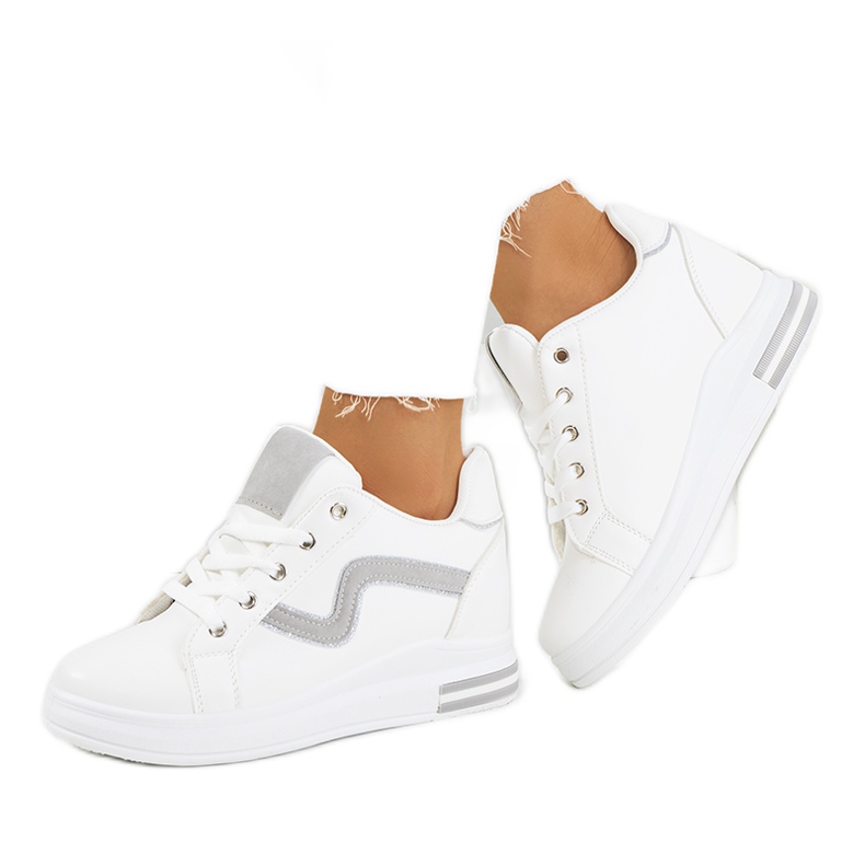 Tênis branco na cunha da Piazza