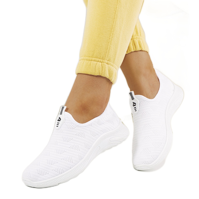 Os tênis brancos de Abby