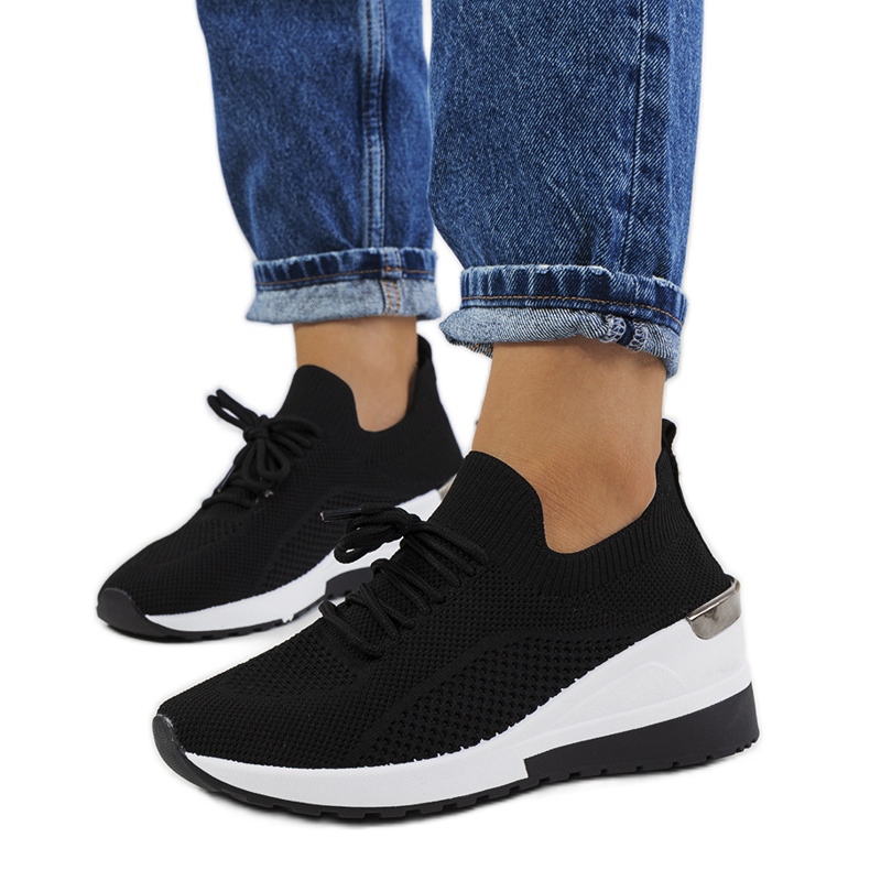 Tênis preto na cunha Sabelia