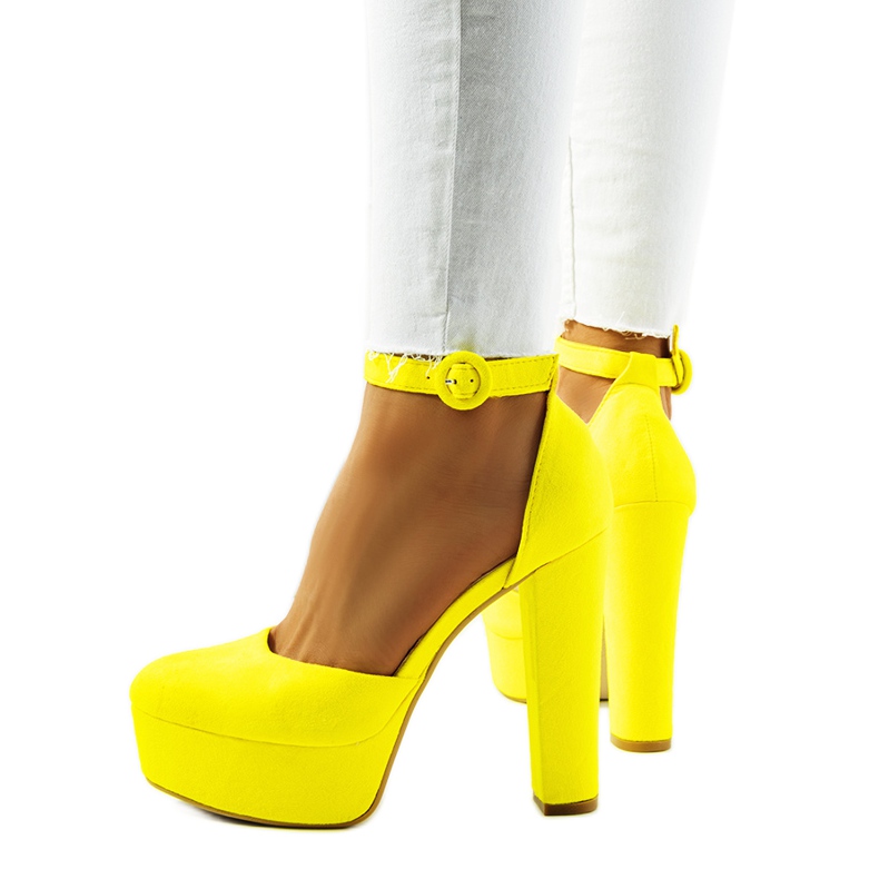 Bombas de neon amarelo no posto Valby