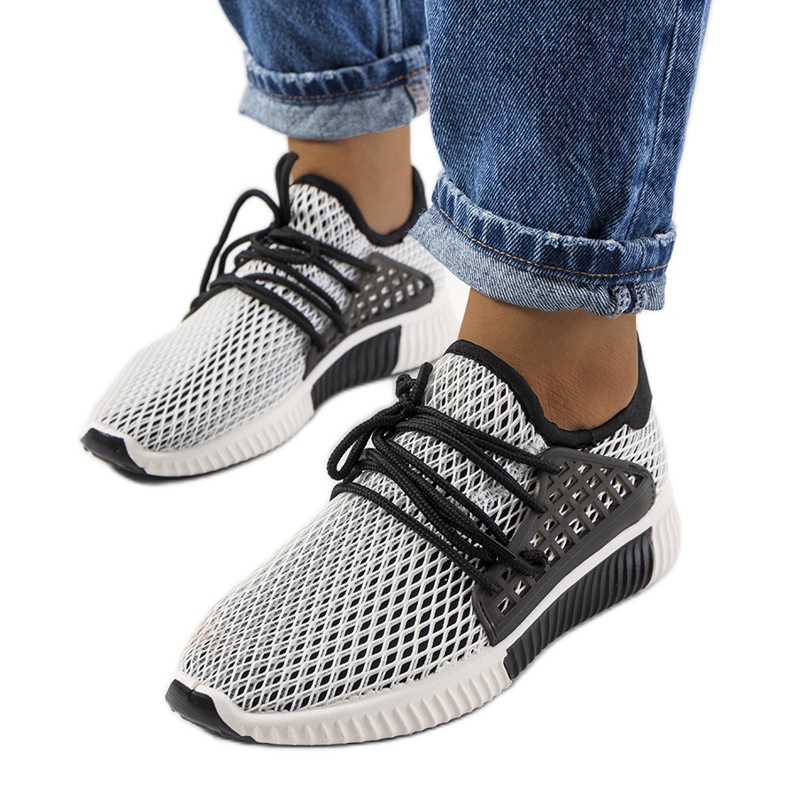 Tênis esportivo preto e branco Coles