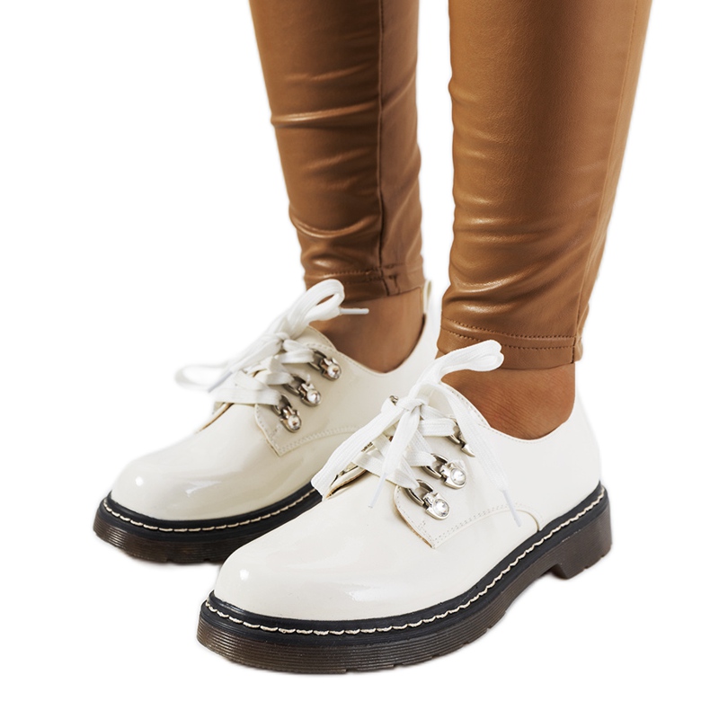 Sapatos lacados brancos por Kristina