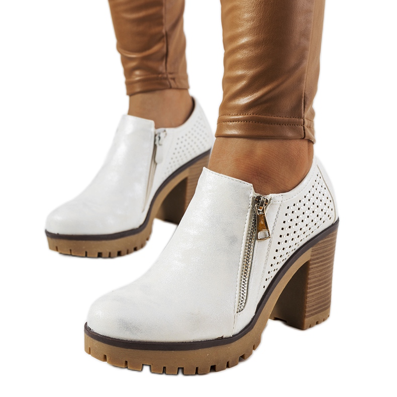 Sapatos de prata no posto de Noemi branco