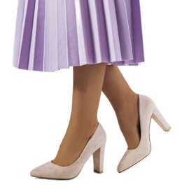 Bombas bege no posto Ortiz cinza