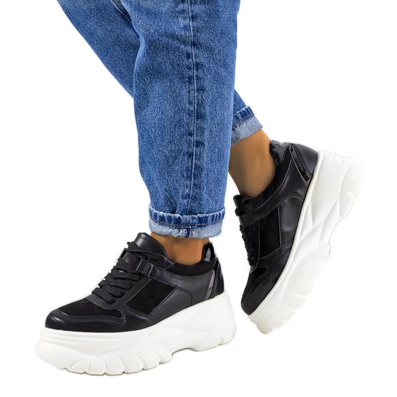 Tênis esportivo preto com sola alta Mellis