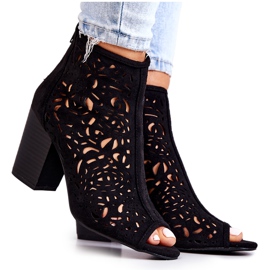 FB1 Botas pretas a céu aberto em um post Brittany preto