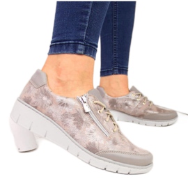 Sapatos de couro com flores bege Helios W 334