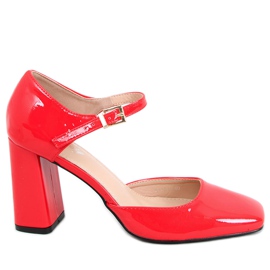 Bombas expostas no posto Frida Red vermelho