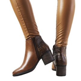 Botas isoladas em castanho Villa marrom