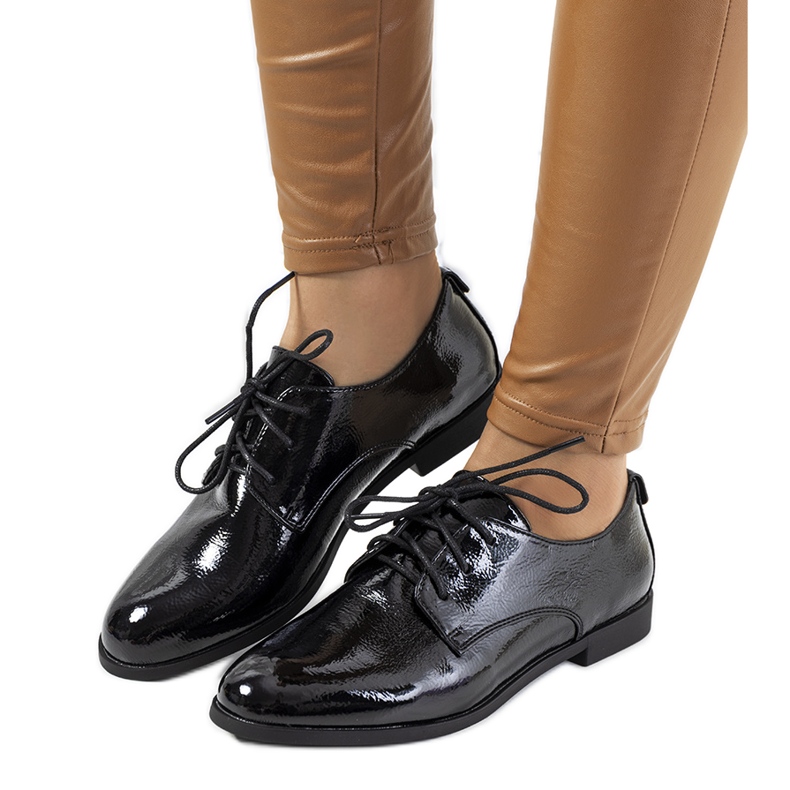 Sapatos femininos lacados a preto Gardi