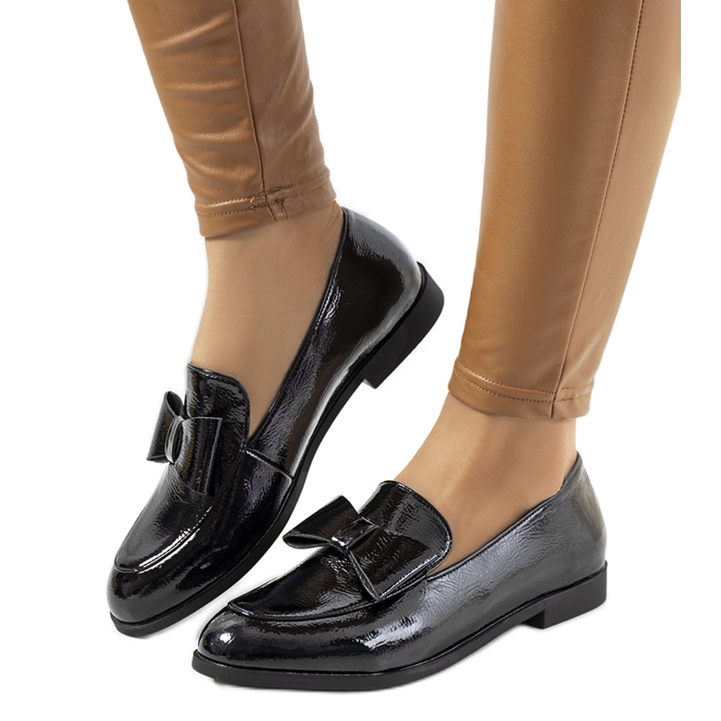 Sapatos femininos lacados e pretos Flora