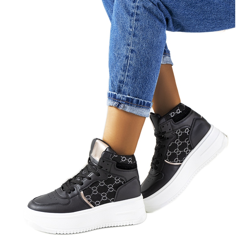 Tênis preto na plataforma Dennis