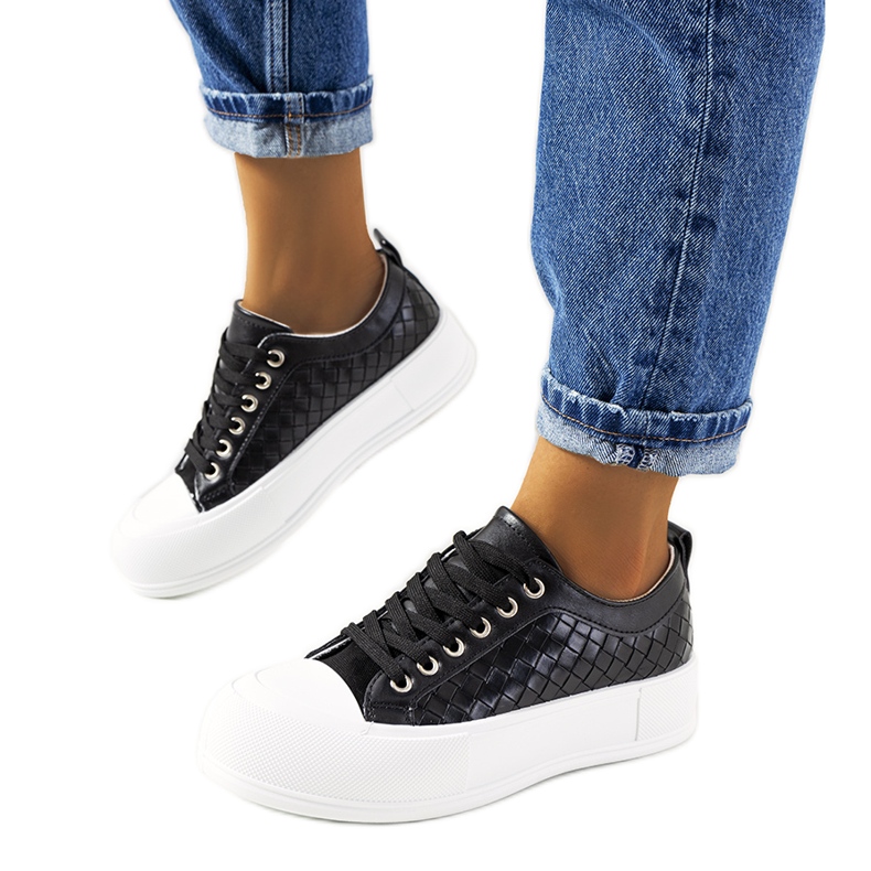 Tênis preto em uma sola grossa Luther