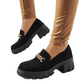 Mocassins pretos em uma sola grossa de Jeri