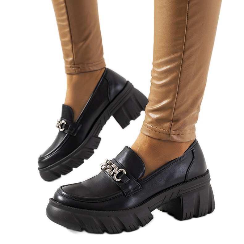Mocassins pretos em uma sola Ruth robusta
