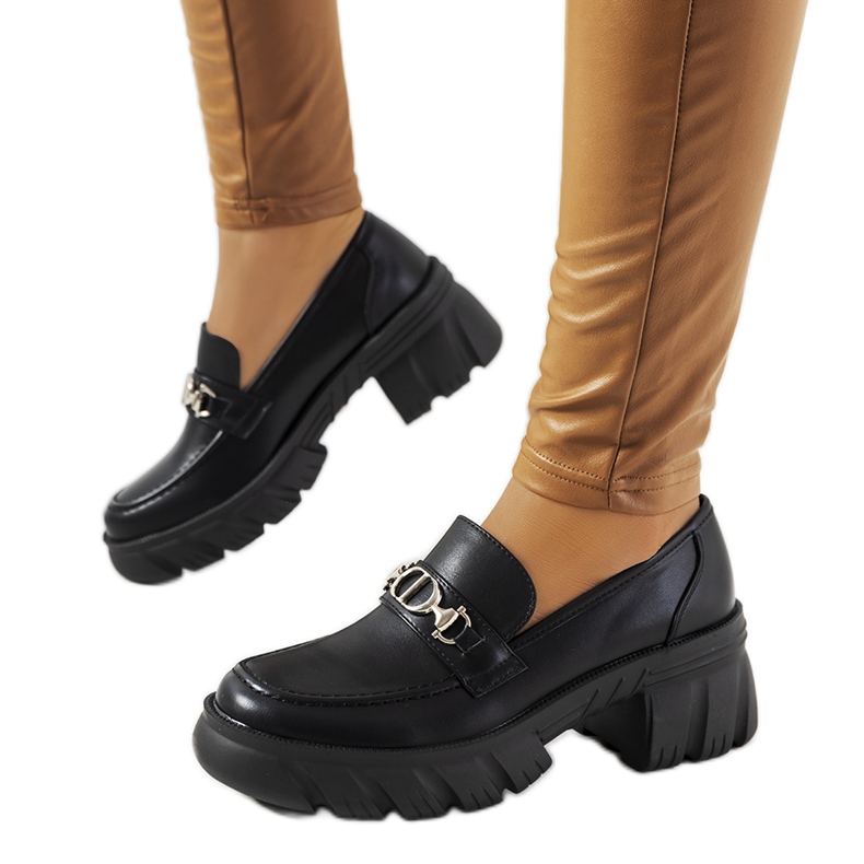 Mocassins pretos em uma sola grossa de Brant