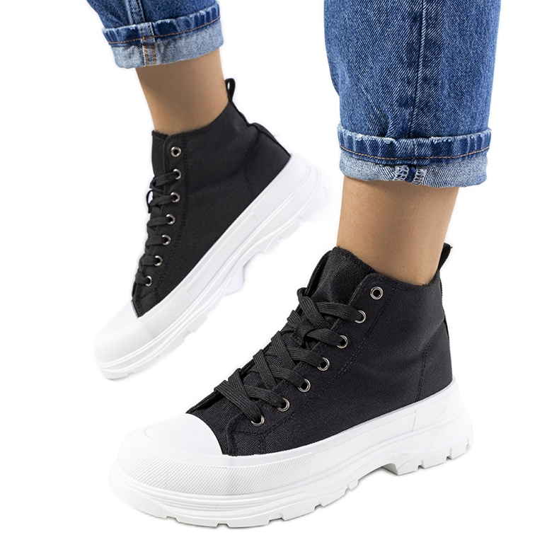 Tênis preto de cano alto na plataforma Boyes