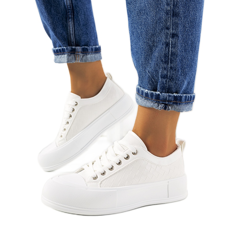 Tênis branco em uma sola grossa Luther