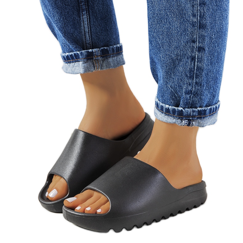 Chinelos de borracha preta Christinia preto