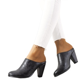 Chinelos pretos no posto Plotkin Chinelos pretos no posto Plotkin