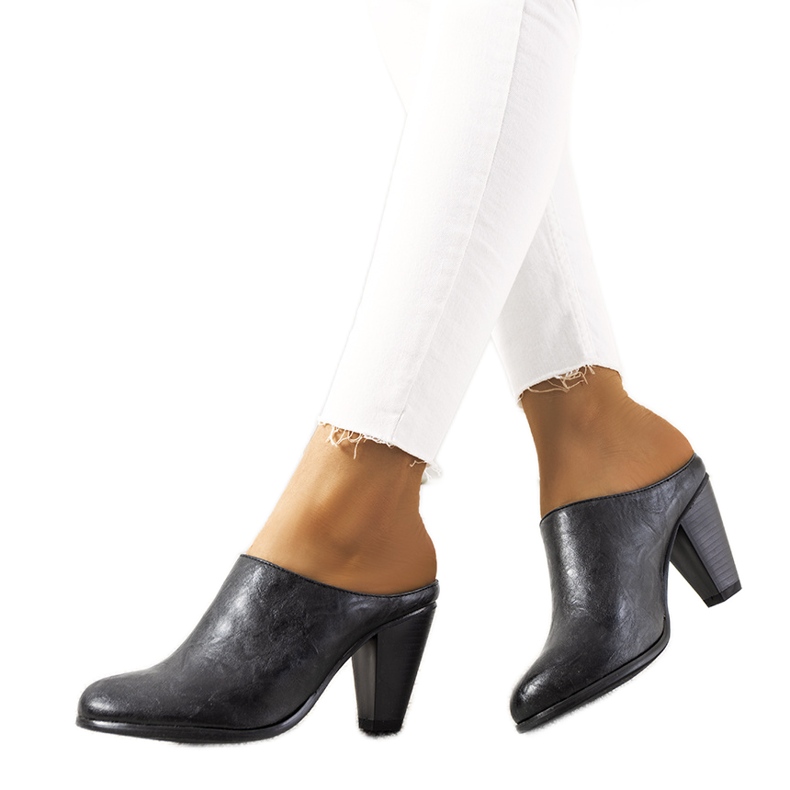 Chinelos pretos no posto Plotkin