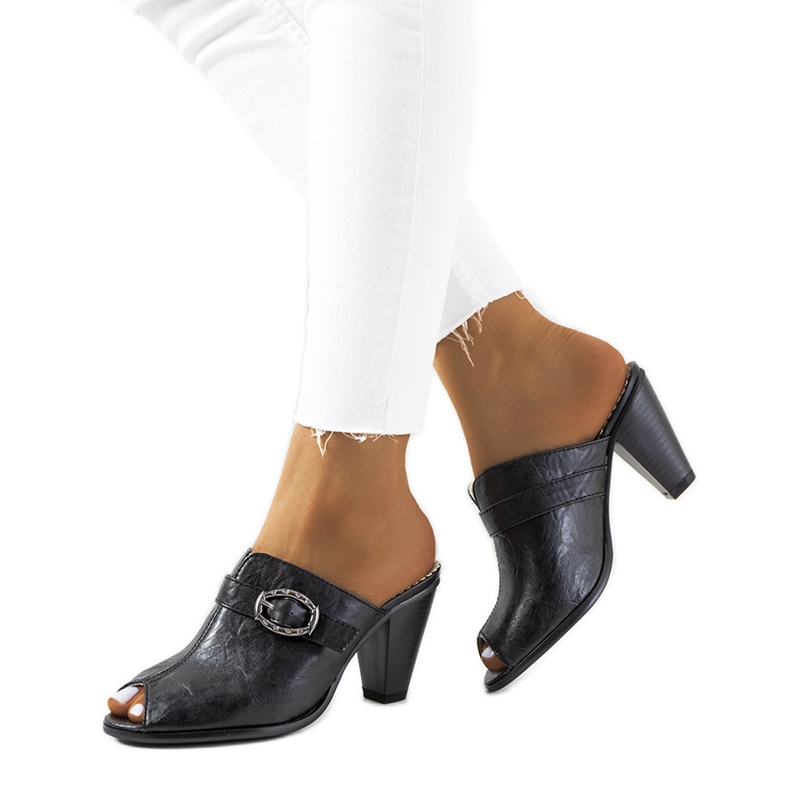 Chinelos pretos no poste Lucinda