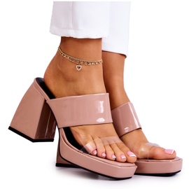 FM1 Chinelos envernizados em um bar bege escuro de Seattle FM1 Chinelos envernizados em um bar bege escuro de Seattle