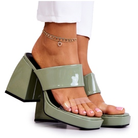 FM1 Chinelos envernizados em uma barra verde de Seattle