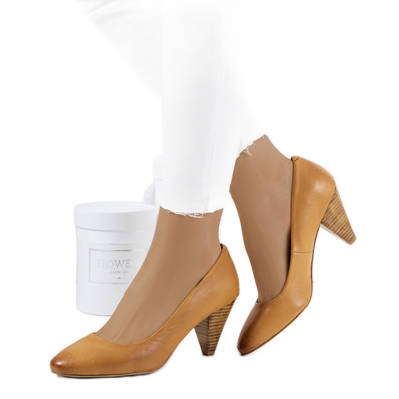 Bombas marrons no poste Celeste bege castanho