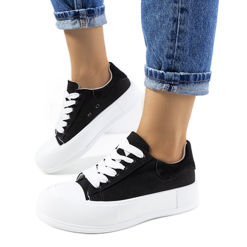 Tênis preto na plataforma Venancia