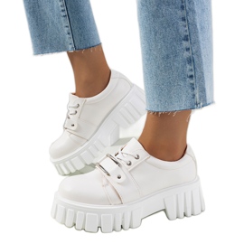 Sapatos brancos em uma sola de trator de Sallie