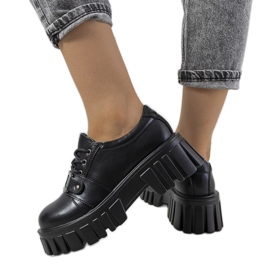 Sapatos pretos em uma sola de trator de Sallie