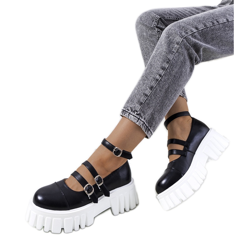 Sapatos pretos em uma sola de trator de Jonell